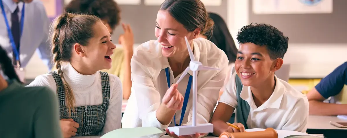 Professora com alunos em sala de aula - Faculdade de Pedagogia