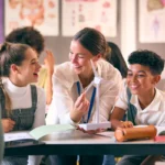 Professora com alunos em sala de aula - Faculdade de Pedagogia