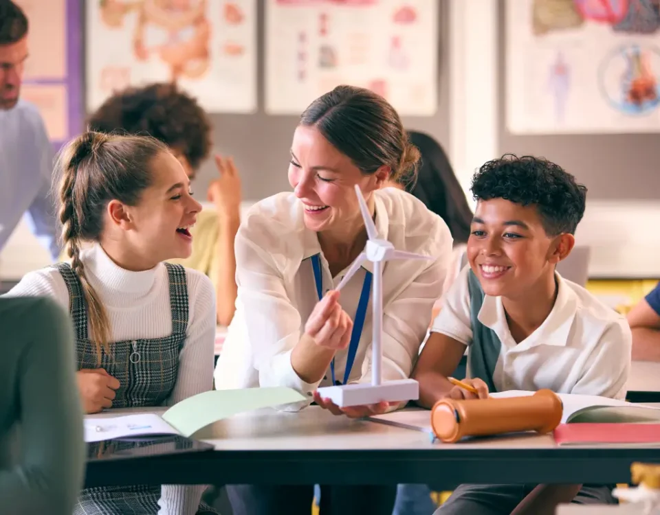 Professora com alunos em sala de aula - Faculdade de Pedagogia