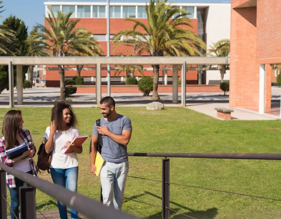 3 estudantes universitários