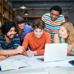 Um grupo de jovens universitários