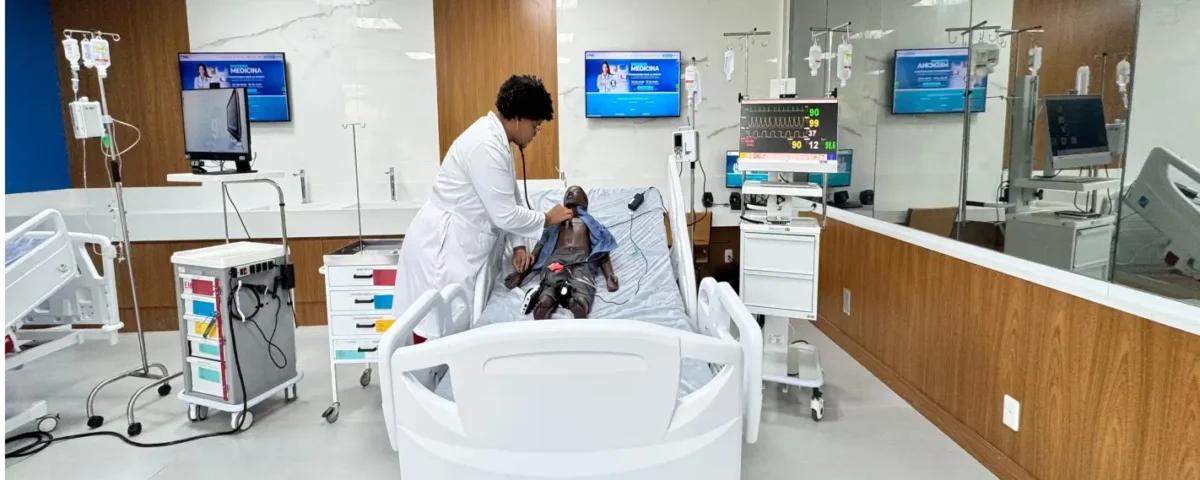Aluna de Medicina no Laboratório de Habilidades e Simulações (LHS)