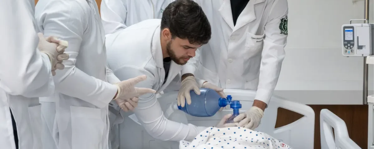 Alunos de Medicina no Laboratório de Habilidades e Simulações