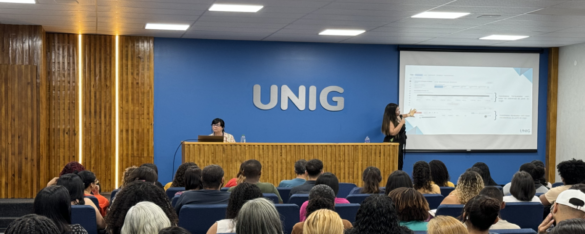 Sala de aula com professora e alunos