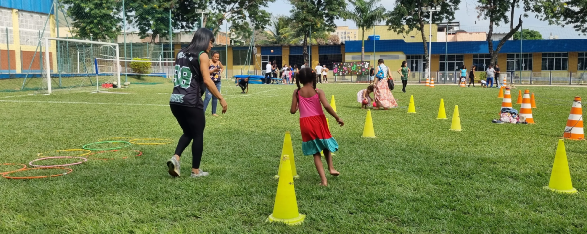 Criança praticando atividade física