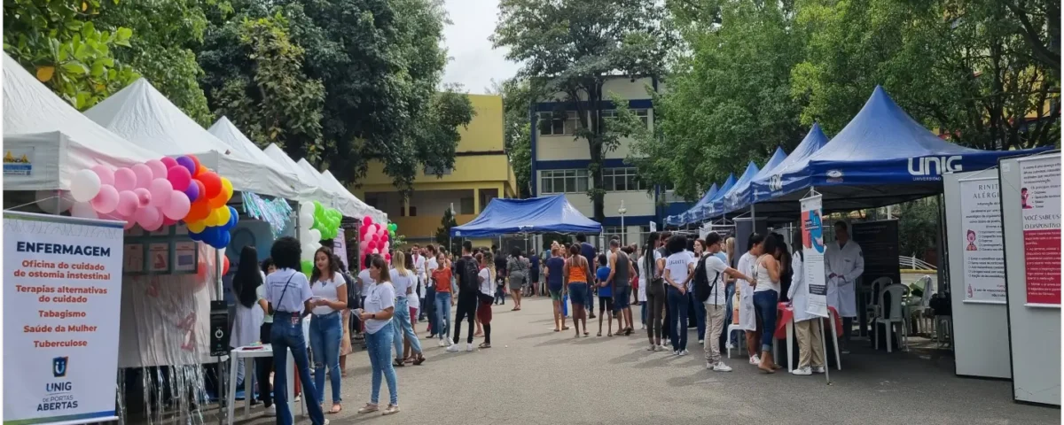 Tendas com muitas pessoas - projetos sociais