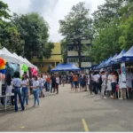 Tendas com muitas pessoas - projetos sociais